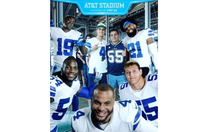 Dallas Cowboys Pose with the Pros booth