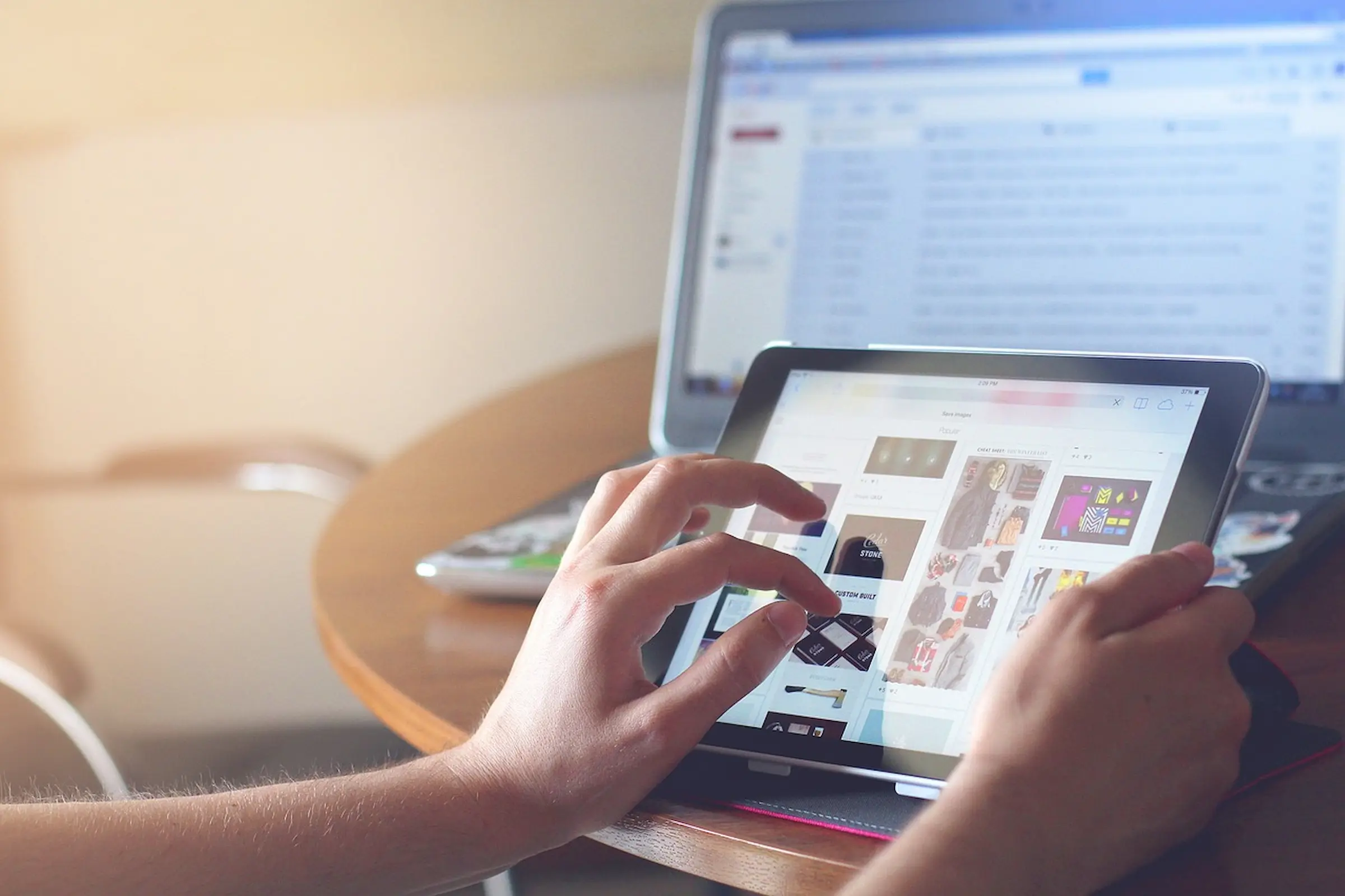 An image illustrating custom CMS development services