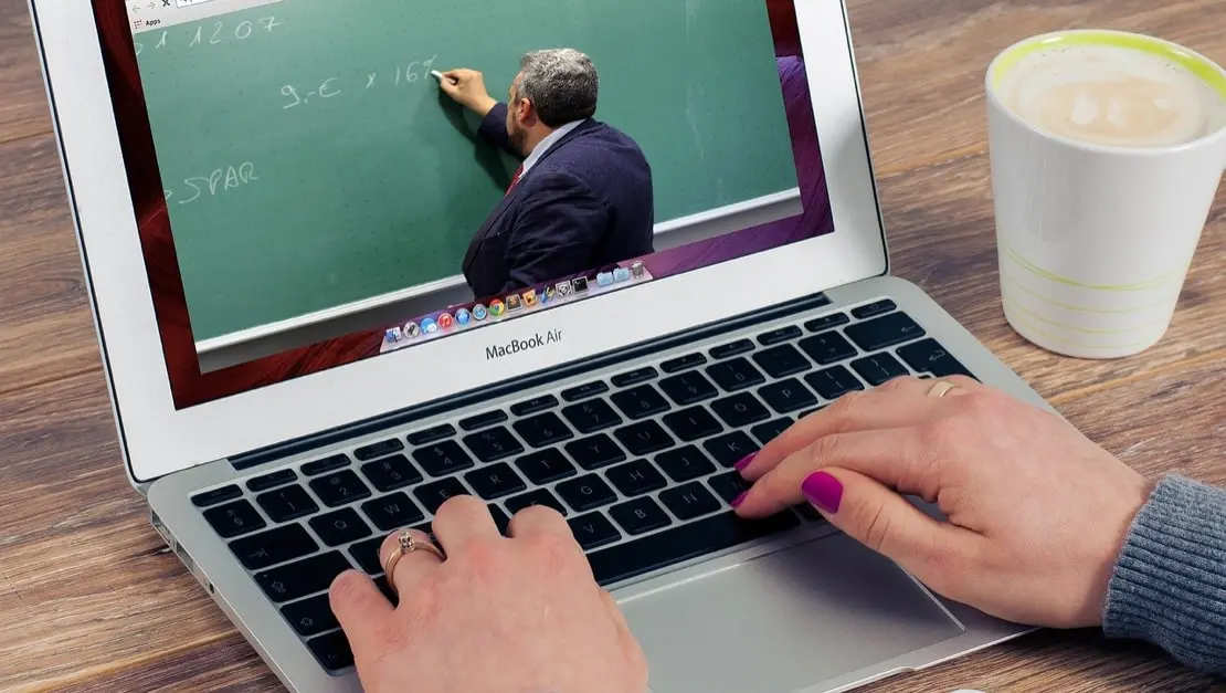 Online learning: out-of-the-box platforms vs custom-made solutions